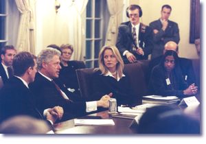 The President and Sandra Thurman with the Presidential Advisory Council on HIV and AIDS (12/18/98)