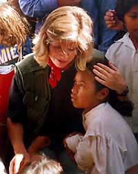 Photo of Tipper Gore visits with children living in Tipper Gore visits with children living in a refugee site in Nicaragua