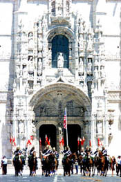 The horse cartege assembles in front of the Jeronimos Monastery.