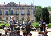In the garden of the Queluz  Palace, President Clinton, Prime Minister Guterres of Portugal, and President Romano Prodi of Italy answer questions during a press conference.