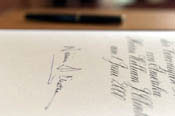 After his arrival in Bellevue, the President signs a guestbook before meeting with German President Joahnnes Rau.