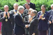 President Clinton shakes hands with Lord Mayor Jurgen Linden after being presented with the Charlemagne Prize.