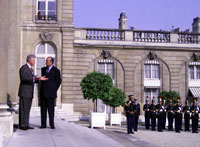 President Clinton and President Chirac speak briefly before entering Elysee Palace for their bilateral meeting.