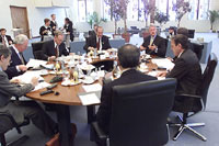 President Clinton makes a point during a G-7 working session in the assembly hall at the Gürzenich.