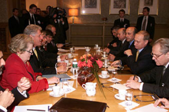 President Clinton and Prime Minister Vladimir Putin conduct an expanded bilateral meeting with their advisors at City Hall.