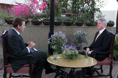 Peter Jennings interviews President Clinton atop the Maurya Sheraton Hotel, New Delhi.