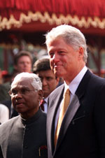 President Clinton with President K. R. Narayanan at the arrival ceremony, Rashtrapati Bhavan.