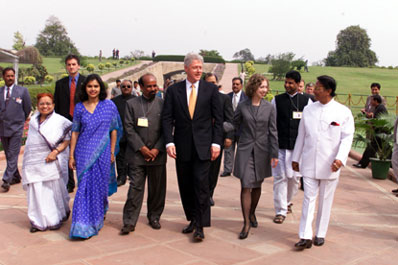 The President and daughter Chelsea Clinton depart Rajghat Samadhi with members of the Rajghat Gandhi Samadhi Committee.  New Delhi.