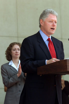 President Clinton makes remarks to the guests of the US Ambassador's reception, Roosevelt House.  New Delhi, India.